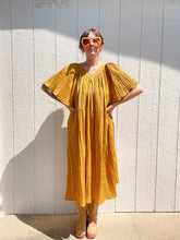 Load image into Gallery viewer, Vintage flutter sleeve dress