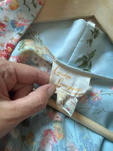Load image into Gallery viewer, Vintage floral kimono / robe