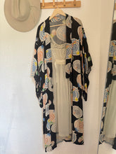 Load image into Gallery viewer, Vintage kimono