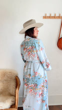 Load image into Gallery viewer, Vintage floral kimono / robe