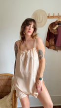 Load image into Gallery viewer, Antique silk step in