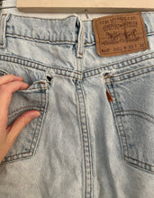Load image into Gallery viewer, Vintage tapered Levi’s