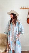 Load image into Gallery viewer, Vintage floral kimono / robe