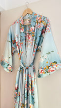 Load image into Gallery viewer, Vintage floral kimono / robe