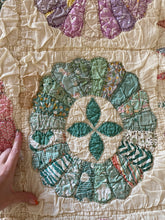 Load image into Gallery viewer, Vintage Dresden plate quilt
