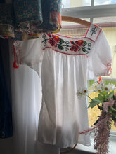 Load image into Gallery viewer, Vintage floral embroidered blouse