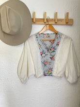 Load image into Gallery viewer, Vintage floral cropped top