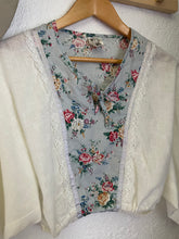 Load image into Gallery viewer, Vintage floral cropped top