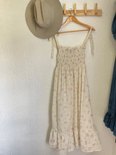 Load image into Gallery viewer, Vintage floral cropped top