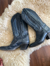 Load image into Gallery viewer, Vintage Tony Lama cowboy boots-7.5