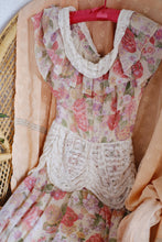 Load image into Gallery viewer, Vintage floral & lace dress