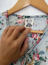 Load image into Gallery viewer, Vintage floral cropped top