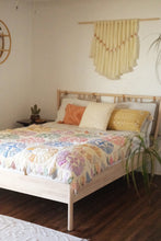 Load image into Gallery viewer, Vintage Dresden plate quilt