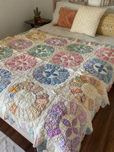 Load image into Gallery viewer, Vintage Dresden plate quilt