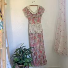 Load image into Gallery viewer, Vintage floral & lace dress