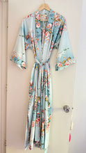Load image into Gallery viewer, Vintage floral kimono / robe
