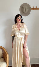 Load image into Gallery viewer, Vintage 1930s dressing gown
