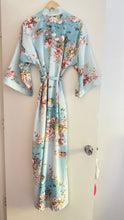 Load image into Gallery viewer, Vintage floral kimono / robe
