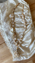 Load image into Gallery viewer, Vintage shell necklace
