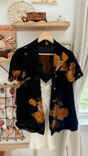 Load image into Gallery viewer, Vintage floral button down
