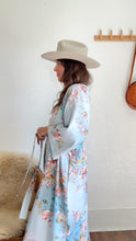 Load image into Gallery viewer, Vintage floral kimono / robe
