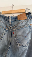 Load image into Gallery viewer, Vintage 80s/90s 501 Levis
