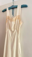 Load image into Gallery viewer, Vintage 1930s dressing gown set
