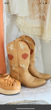 Load image into Gallery viewer, Vintage flower cowboy boots

