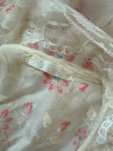 Load image into Gallery viewer, 1940s floral robe / dressing gown
