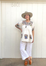 Load image into Gallery viewer, Vintage cotton embroidered blouse
