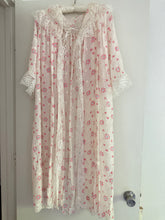 Load image into Gallery viewer, 1940s floral robe / dressing gown
