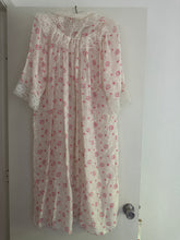 Load image into Gallery viewer, 1940s floral robe / dressing gown
