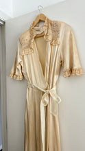 Load image into Gallery viewer, Vintage 1930s dressing gown
