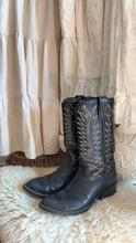 Load image into Gallery viewer, Vintage cowboy boots women’s 8.5
