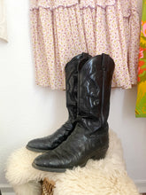 Load image into Gallery viewer, Vintage Justin’s black ostrich boots 8.5
