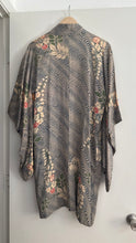 Load image into Gallery viewer, Vintage Silk Haori
