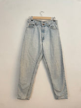 Load image into Gallery viewer, Vintage 550 Levis
