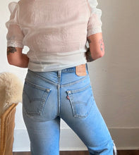 Load image into Gallery viewer, Vintage 80s/90s 501 Levis
