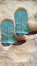 Load image into Gallery viewer, Vintage turquoise two toned boots
