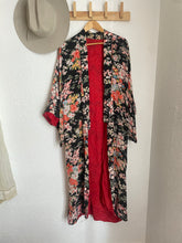 Load image into Gallery viewer, Vintage floral kimono
