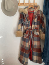 Load image into Gallery viewer, Vintage plaid coat

