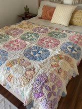 Load image into Gallery viewer, Vintage Dresden plate quilt
